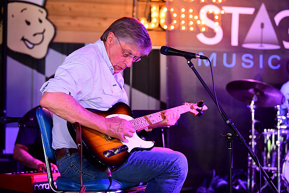 Tin Roof Stage-090