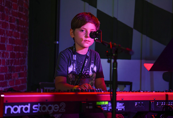 Tin Roof Stage-323