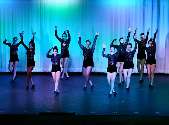 HolidayDance201982